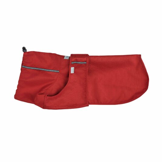 Czerwona kurtka przeciwdeszczowa dla psa ułożona na płasko na białym tle. Widoczny pas zapinany na rzep pośrodku oraz odblaskowe lamówki. Kurtka ma prosty, anatomiczny kształt dopasowany do sylwetki psa.