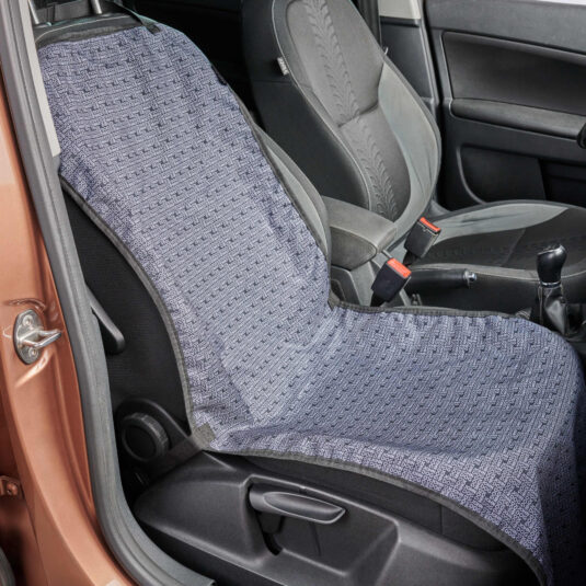 Rozłożony, wodoodporny pokrowiec na pojedynczy fotel samochodowy w szaro-czarnym kolorze z nadrukiem „John Dog” i paskami do mocowania.