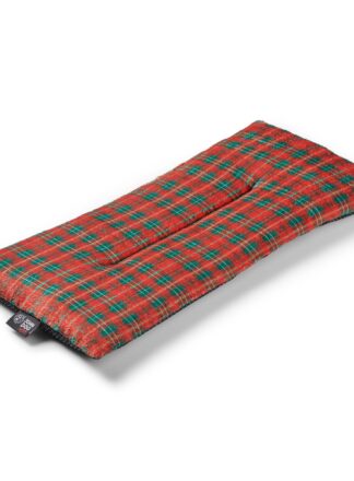 Świąteczne legowisko na parapet dla kota John Dog w czerwono-zieloną kratę. Miękkie i wygodne miejsce do odpoczynku.