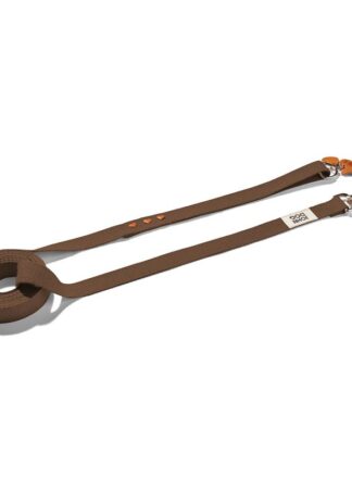 Brązowa bawełniana smycz prosta dla psa John Dog z metalowymi karabińczykami i ozdobną zawieszką.