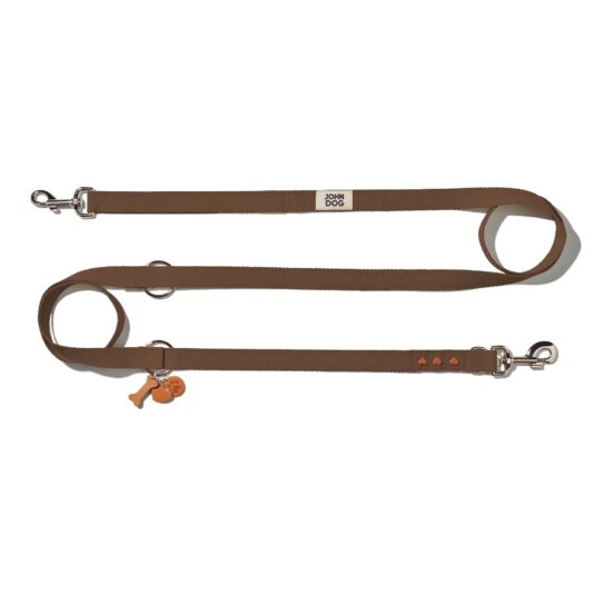 Brązowa bawełniana smycz przepinana dla psa John Dog z metalowymi karabińczykami i ozdobną zawieszką.