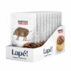 Kartonik z dziesięcioma saszetkami mokrej karmy dla kota Lape dzik John Dog for Cats – widok od przodu. Na etykiecie umieszczony jest rysunek dzika na środku. Na prawym boku kartonika umieszczone jest zdjęcie brązowej miseczki wypełnionej karmą. Etykieta i kartonik jest w białym kolorze.