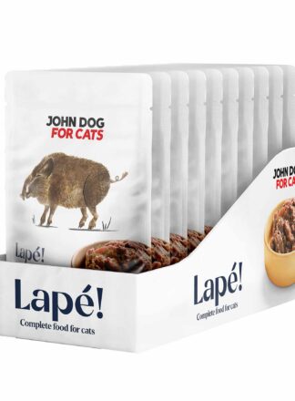 Kartonik z dziesięcioma saszetkami mokrej karmy dla kota Lape dzik John Dog for Cats – widok od przodu. Na etykiecie umieszczony jest rysunek dzika na środku. Na prawym boku kartonika umieszczone jest zdjęcie brązowej miseczki wypełnionej karmą. Etykieta i kartonik jest w białym kolorze.