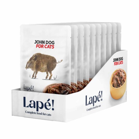 Kartonik z dziesięcioma saszetkami mokrej karmy dla kota Lape dzik John Dog for Cats – widok od przodu. Na etykiecie umieszczony jest rysunek dzika na środku. Na prawym boku kartonika umieszczone jest zdjęcie brązowej miseczki wypełnionej karmą. Etykieta i kartonik jest w białym kolorze.