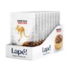 Kartonik z dziesięcioma saszetkami mokrej karmy dla kota Lape kangur John Dog for Cats – widok od przodu. Na etykiecie umieszczony jest rysunek kangura na środku. Na prawym boku kartonika umieszczone jest zdjęcie brązowej miseczki wypełnionej karmą. Etykieta i kartonik jest w białym kolorze.