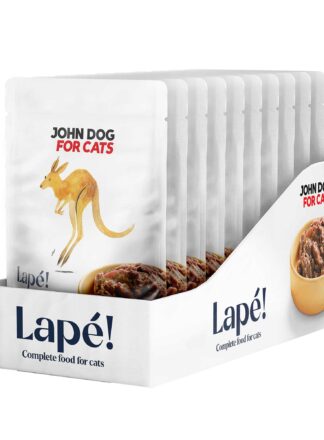 Kartonik z dziesięcioma saszetkami mokrej karmy dla kota Lape kangur John Dog for Cats – widok od przodu. Na etykiecie umieszczony jest rysunek kangura na środku. Na prawym boku kartonika umieszczone jest zdjęcie brązowej miseczki wypełnionej karmą. Etykieta i kartonik jest w białym kolorze.