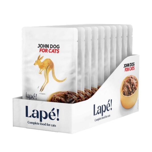 Kartonik z dziesięcioma saszetkami mokrej karmy dla kota Lape kangur John Dog for Cats – widok od przodu. Na etykiecie umieszczony jest rysunek kangura na środku. Na prawym boku kartonika umieszczone jest zdjęcie brązowej miseczki wypełnionej karmą. Etykieta i kartonik jest w białym kolorze.