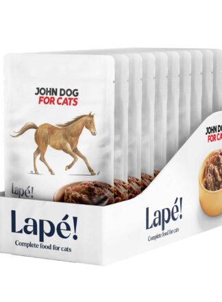 Kartonik z dziesięcioma saszetkami mokrej karmy dla kota Lape konina John Dog for Cats – widok od przodu. Na etykiecie umieszczony jest rysunek konia na środku. Na prawym boku kartonika umieszczone jest zdjęcie brązowej miseczki wypełnionej karmą. Etykieta i kartonik jest w białym kolorze.