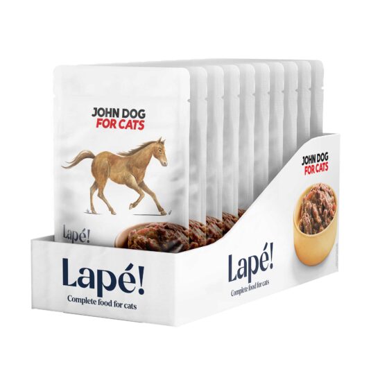 Kartonik z dziesięcioma saszetkami mokrej karmy dla kota Lape konina John Dog for Cats – widok od przodu. Na etykiecie umieszczony jest rysunek konia na środku. Na prawym boku kartonika umieszczone jest zdjęcie brązowej miseczki wypełnionej karmą. Etykieta i kartonik jest w białym kolorze.