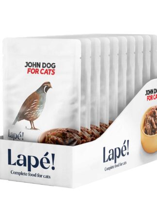 Kartonik z dziesięcioma saszetkami mokrej karmy dla kota Lape przepiórka John Dog for Cats – widok od przodu. Na etykiecie umieszczony jest rysunek przepiórki na środku. Na prawym boku kartonika umieszczone jest zdjęcie brązowej miseczki wypełnionej karmą. Etykieta i kartonik jest w białym kolorze.
