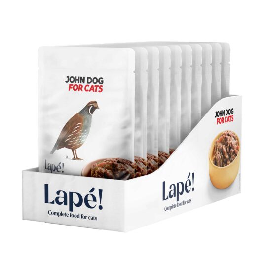 Kartonik z dziesięcioma saszetkami mokrej karmy dla kota Lape przepiórka John Dog for Cats – widok od przodu. Na etykiecie umieszczony jest rysunek przepiórki na środku. Na prawym boku kartonika umieszczone jest zdjęcie brązowej miseczki wypełnionej karmą. Etykieta i kartonik jest w białym kolorze.