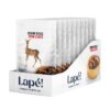 Kartonik z dziesięcioma saszetkami mokrej karmy dla kota Lape sarna John Dog for Cats – widok od przodu. Na etykiecie umieszczony jest rysunek sarny na środku. Na prawym boku kartonika umieszczone jest zdjęcie brązowej miseczki wypełnionej karmą. Etykieta i kartonik jest w białym kolorze.