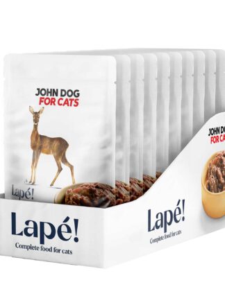 Kartonik z dziesięcioma saszetkami mokrej karmy dla kota Lape sarna John Dog for Cats – widok od przodu. Na etykiecie umieszczony jest rysunek sarny na środku. Na prawym boku kartonika umieszczone jest zdjęcie brązowej miseczki wypełnionej karmą. Etykieta i kartonik jest w białym kolorze.