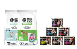 Z lewej strony stoi opakowanie suchej karmy dla psa Good Form o smaku wieprzowina z wołowiną 3kg dla szczeniąt w kolorze błękitnym, a obok dla małych ras w kolorze zielonym. Po prawej stronie jest ułożona piramida sześciu czarnych puszek mokrej karmy Pure Black dla psa 200g. Na puszkach są wizerunki różnych psów, a napisy są w różnych kolorach. W piramidzie są ułożone smaki od dołu: dzik, przepiórka, koza, jagnięcina, wołowina oraz sarna.