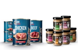 Po lewej stronie stoją ułożone na sobie dwie puszki mokrej karmy JD for Cats 200 g, obok dwie takie same puszki o gramaturze 400, po prawej stoi piramida musów dla kota John Dog for Cats w różnych smakach w słoiczkach.