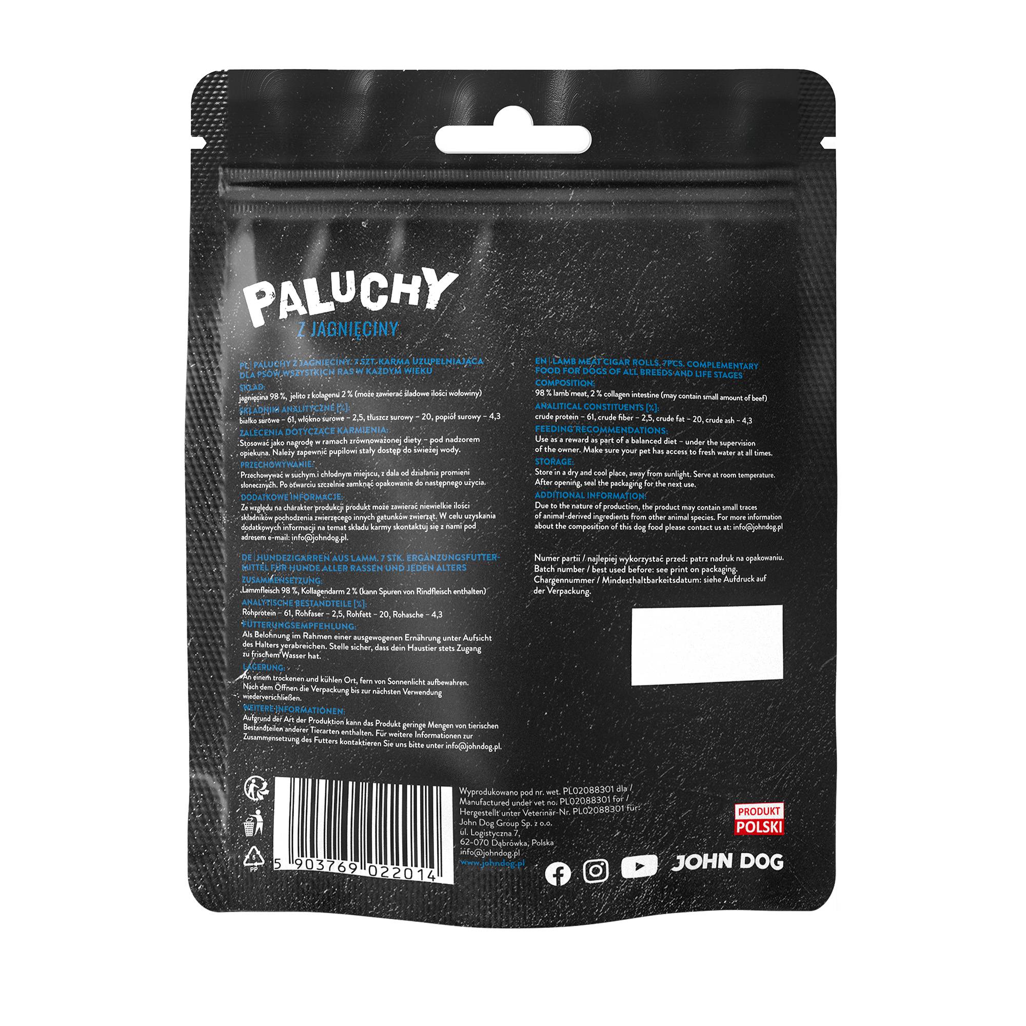 Przysmak dla psa, siedem paluchów z jagnięciny John Dog w czarnym opakowaniu z transparentną folią na środku przez którą widać produkt. Paluchy są w kolorze brązowym, na etykiecie jest umieszczony zielony listek i niebieski napis.
