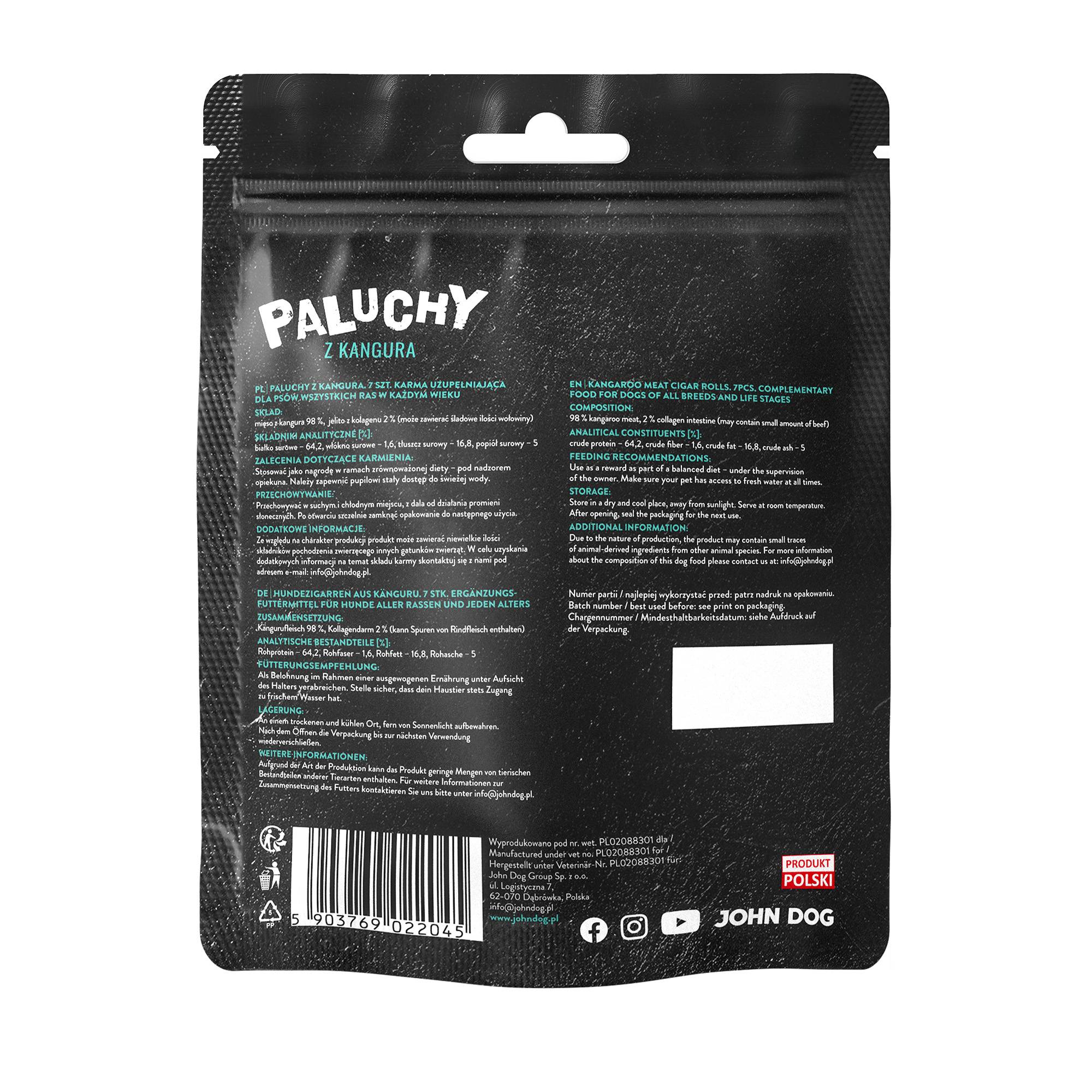Przysmak dla psa, siedem paluchów z kangura John Dog w czarnym opakowaniu z transparentną folią na środku przez którą widać produkt. Paluchy są w kolorze brązowym, na etykiecie jest umieszczony zielony listek i turkusowy napis.