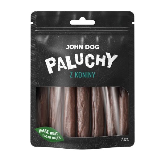 Przysmak dla psa, siedem paluchów z koniny John Dog w czarnym opakowaniu z transparentną folią na środku przez którą widać produkt. Paluchy są w kolorze brązowym, na etykiecie jest umieszczony zielony listek i niebieski napis.