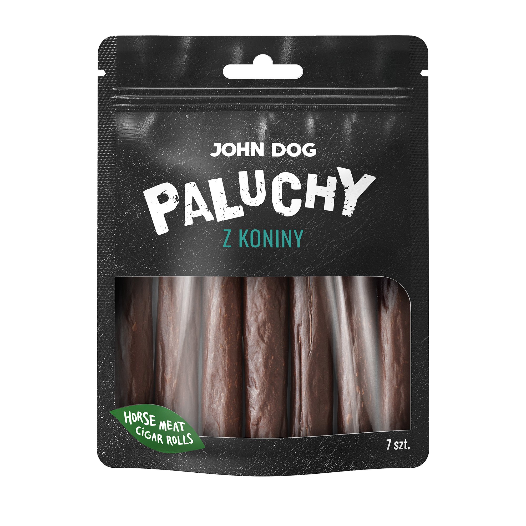 Przysmak dla psa, siedem paluchów z koniny John Dog w czarnym opakowaniu z transparentną folią na środku przez którą widać produkt. Paluchy są w kolorze brązowym, na etykiecie jest umieszczony zielony listek i niebieski napis.