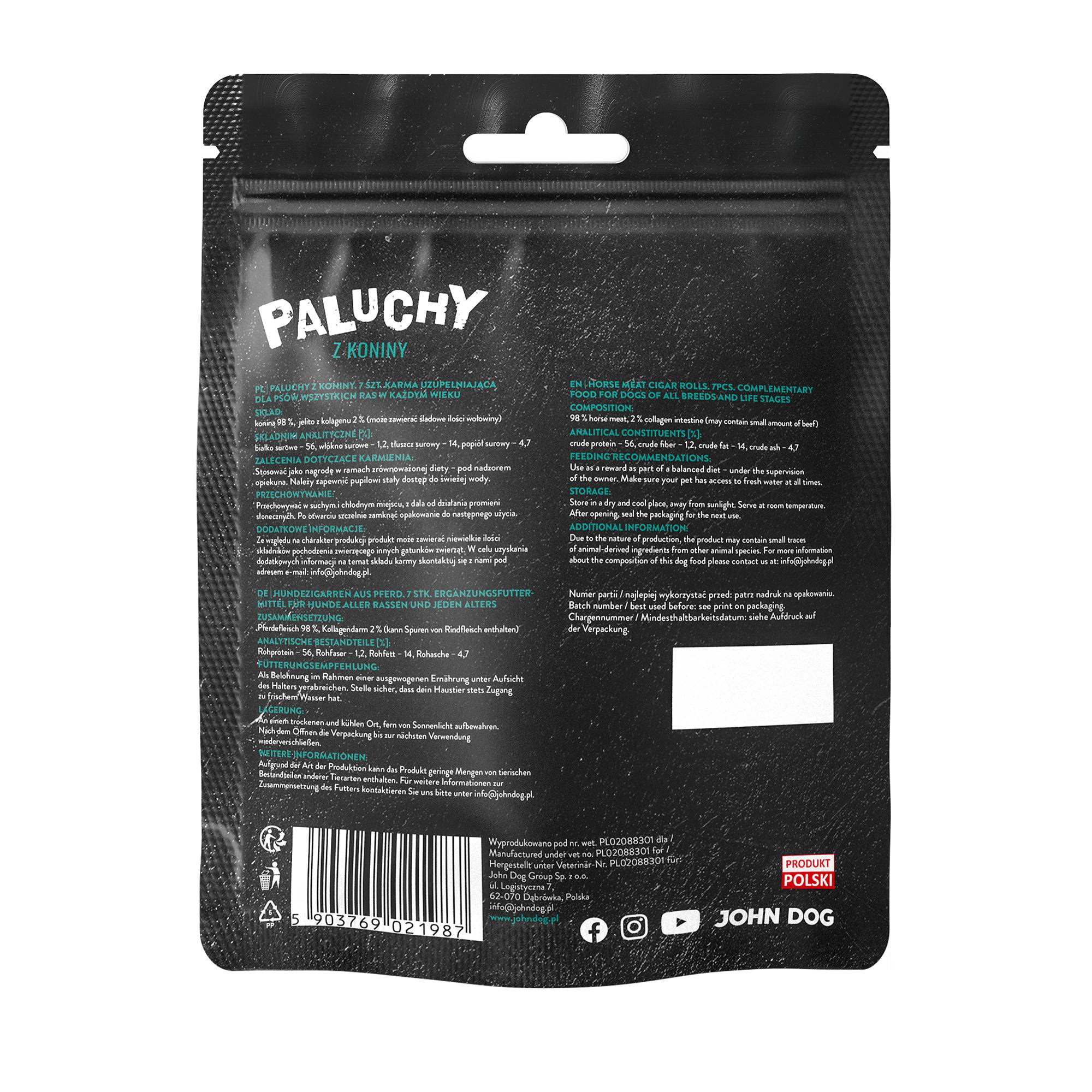 Przysmak dla psa, siedem paluchów z koniny John Dog w czarnym opakowaniu z transparentną folią na środku przez którą widać produkt. Paluchy są w kolorze brązowym, na etykiecie jest umieszczony zielony listek i niebieski napis.