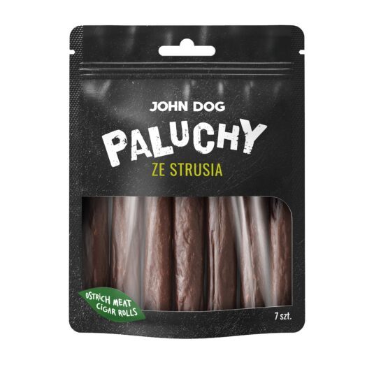 Przysmak dla psa, siedem paluchów ze strusia John Dog w czarnym opakowaniu z transparentną folią na środku przez którą widać produkt. Paluchy są w kolorze brązowym, na etykiecie jest umieszczony zielony listek i żółty napis.