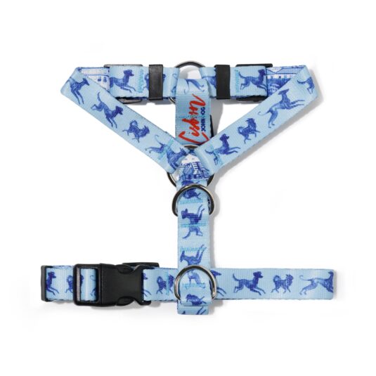 Szelki typu guard John Dog z kolekcji Lizbona we wzór w granatowe psy na błękitnym tle i czerwonym napisem Lisbon. Szelki leżą na płasko.