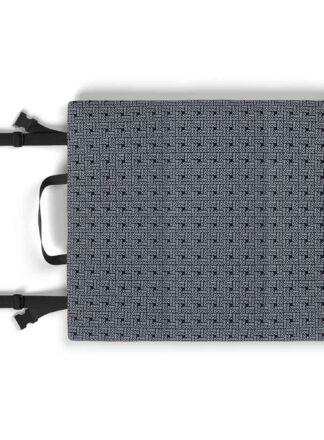 Wytrzymała mata podróżna dla psów z logo John Dog na całej powierzchni, skonstruowana z łatwego w utrzymaniu materiału, zapinana na czarny pasek z klamrą, co ułatwia jej transport.