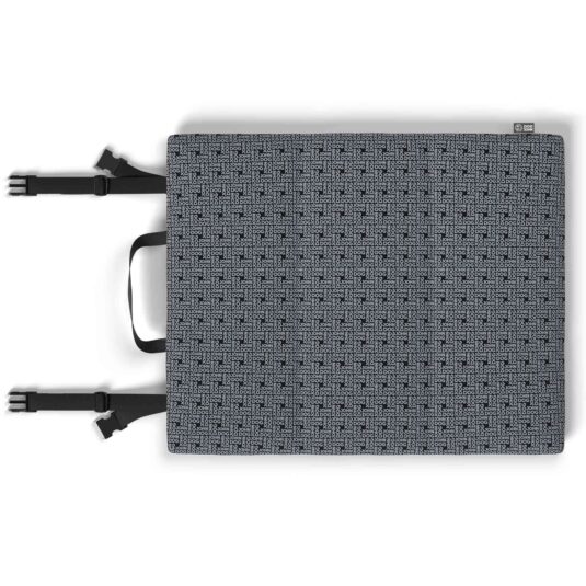 Wytrzymała mata podróżna dla psów z logo John Dog na całej powierzchni, skonstruowana z łatwego w utrzymaniu materiału, zapinana na czarny pasek z klamrą, co ułatwia jej transport.