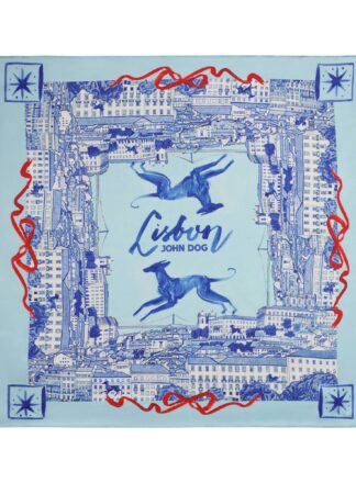Kwadratowa apaszka John Dog z kolekcji Lizbona w kolorze błękitnym przedstawiająca rysunek dwóch granatowych psów rasy chart otoczonych rysunkiem granatowych kamienic i budynków z czterema czerwonymi wstążkami. Na środku jest napis Lisbon, apaszka jest rozłożona na płasko.