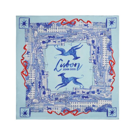 Kwadratowa apaszka John Dog z kolekcji Lizbona w kolorze błękitnym przedstawiająca rysunek dwóch granatowych psów rasy chart otoczonych rysunkiem granatowych kamienic i budynków z czterema czerwonymi wstążkami. Na środku jest napis Lisbon, apaszka jest rozłożona na płasko.