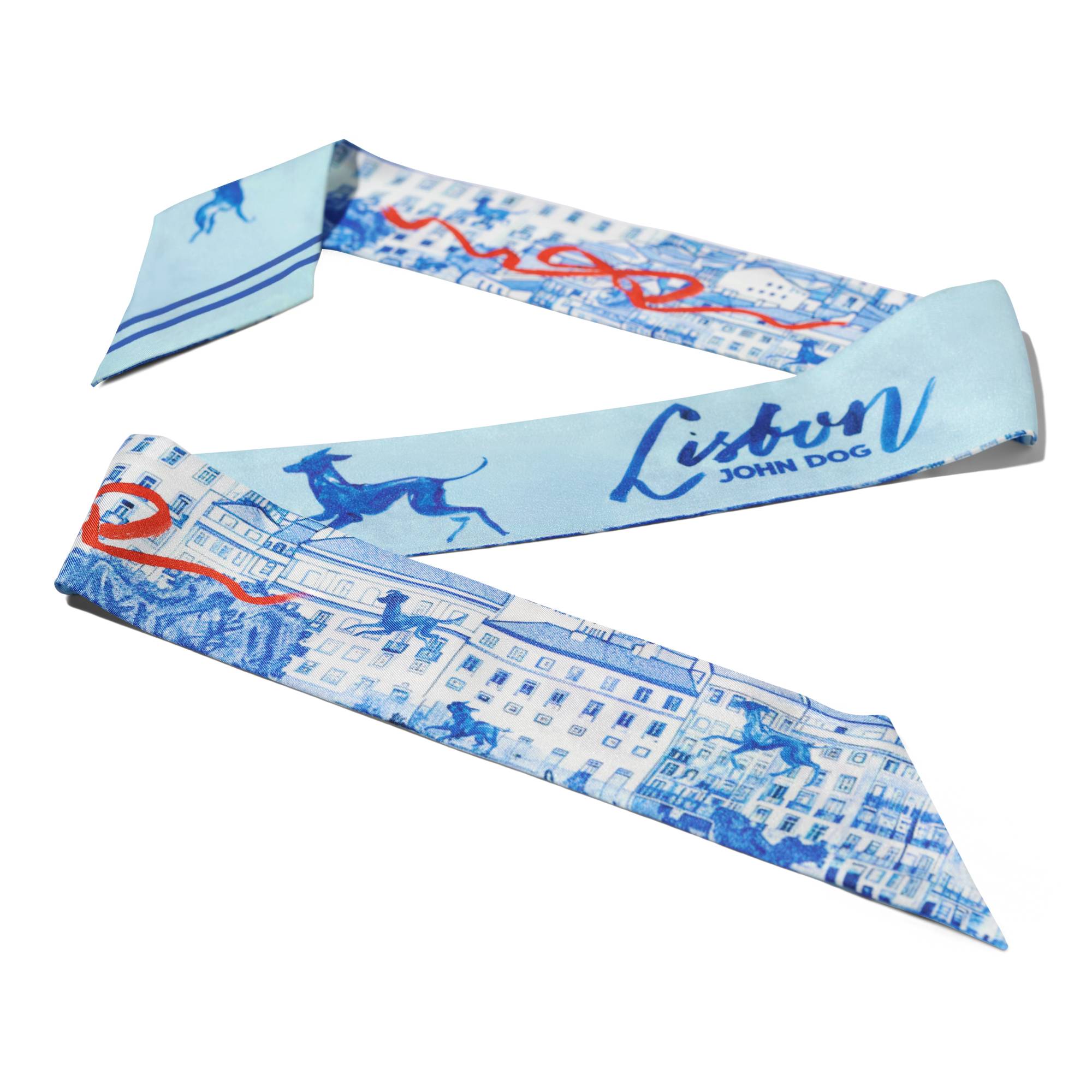 Cienka, dwustronna apaszka John Dog z kolekcji Lizbona w kolorze błękitnym ułożona na kształt litery Z. Z jednej strony są na niej rysunki granatowych psów rasy chart i napis Lisbon, a z drugiej rysunki granatowych kamienic z czerwoną wstążką.