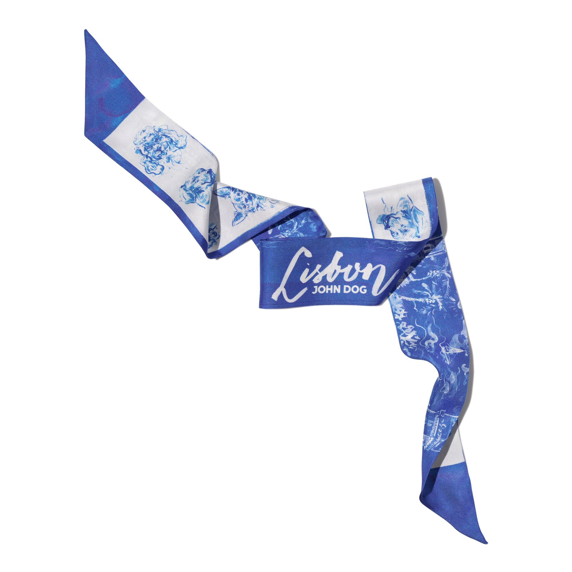Zbliżenie na cienką, dwustronną apaszkę John Dog z kolekcji Lizbona w kolorze biało-granatowym ułożoną na kształt zygzaka. Z jednej strony są na niej rysunki granatowych portretów psów różnych ras na białym tle, a z drugiej rysunek białej panoramy miasta na granatowym tle i napis Lisbon w centrum.