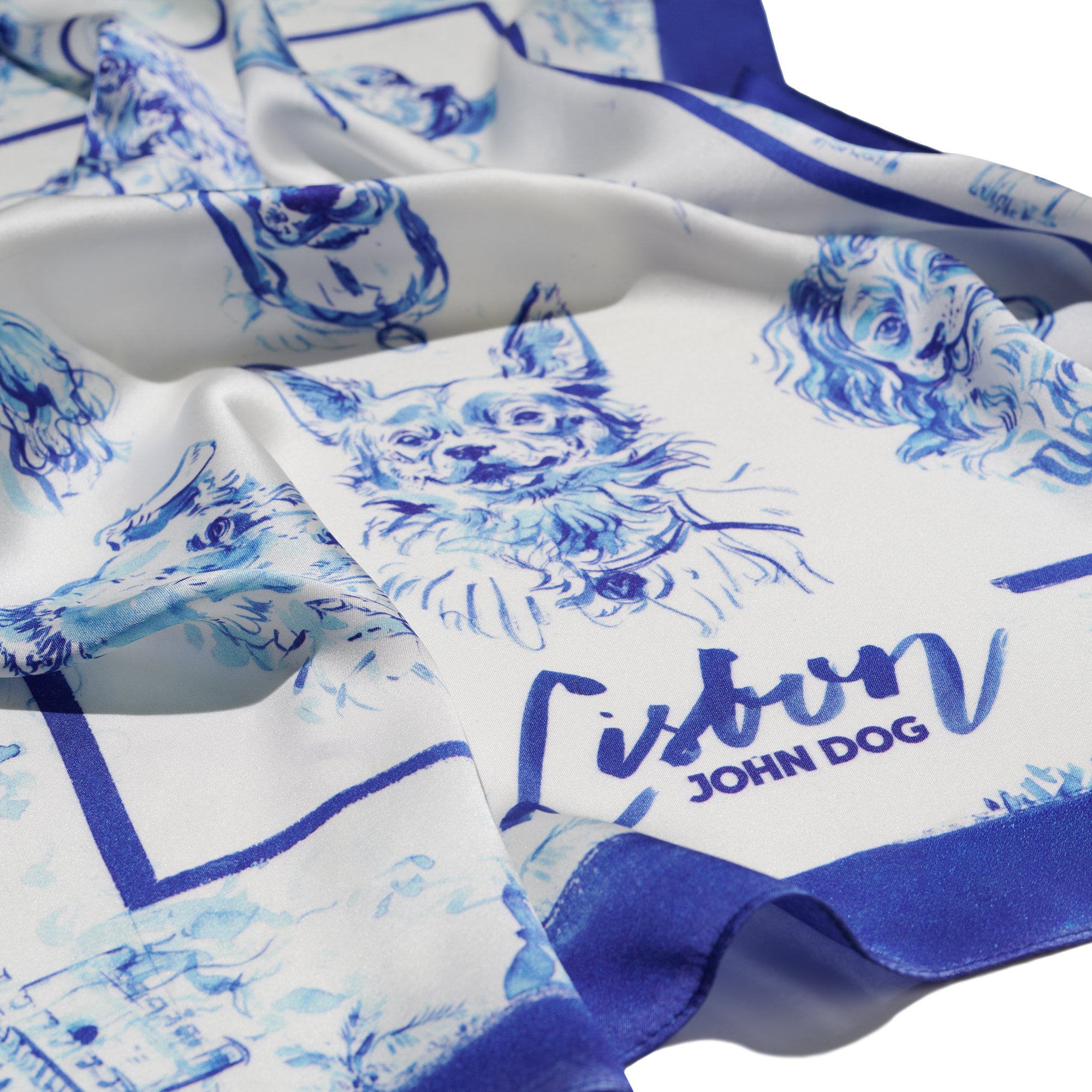 Zbliżenie na apaszkę John Dog z kolekcji Lizbona w kolorze biało-granatowym przedstawiająca rysunki portretów psów różnych ras z granatową obwódką. Na dole jest napis Lisbon, apaszka jest rozłożona na płasko z kilkoma marszczeniami.