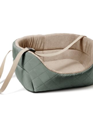 Oliwkowy fotelik samochodowy dla psa John Dog z beżowym wnętrzem i beżową taśmą z czarną klamrą, widok od przodu ukosem.