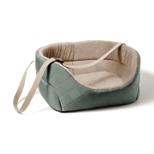 Oliwkowy fotelik samochodowy dla psa John Dog z beżowym wnętrzem i beżową taśmą z czarną klamrą, widok od przodu ukosem.