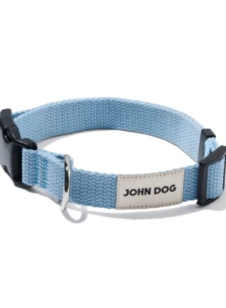 Błękitna obroża John Dog z kolekcji Lizbona z beżową metką, zapięta czarną klamrą ułożona w owal.