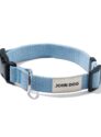 Błękitna obroża John Dog z kolekcji Lizbona z beżową metką, zapięta czarną klamrą ułożona w owal.