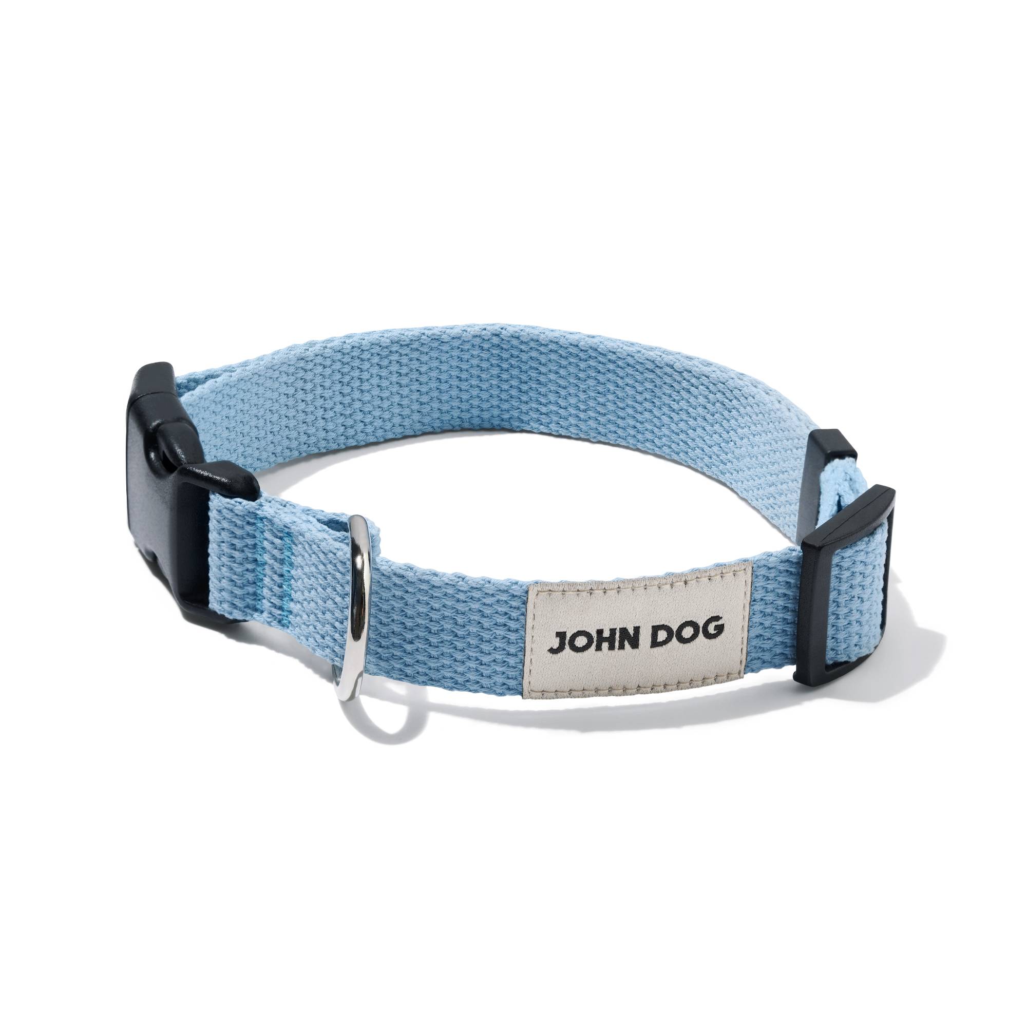 Błękitna obroża John Dog z kolekcji Lizbona z beżową metką, zapięta czarną klamrą ułożona w owal.