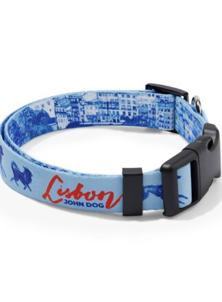 Błękitna obroża John Dog z kolekcji Lizbona we wzór z granatowymi psami i czerwonym napisem Lisbon po zewnętrznej stronie oraz rysunkiem panoramy miasta po wewnętrznej stronie, zapięta czarną klamrą ułożona w owal.