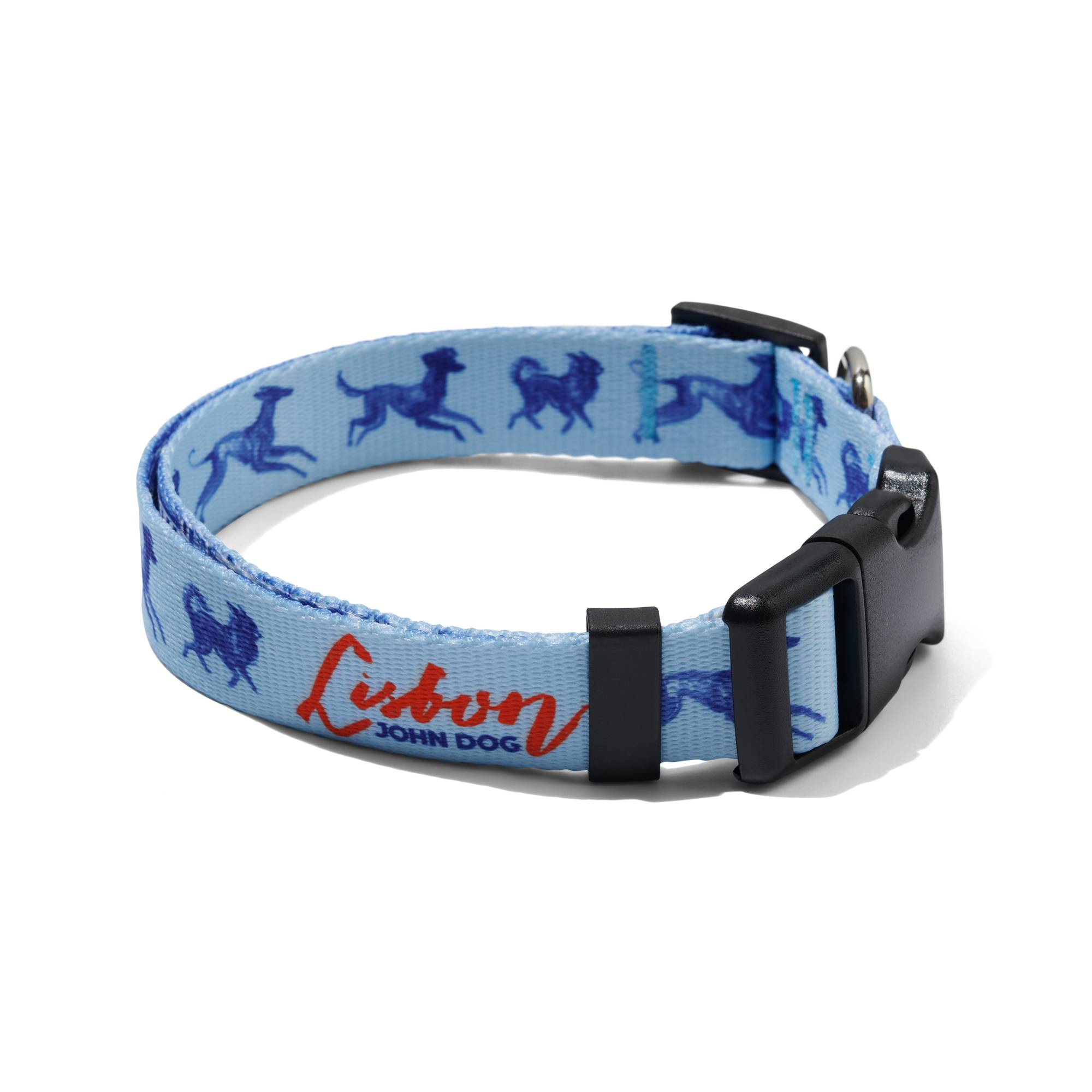 Błękitna obroża John Dog z kolekcji Lizbona we wzór z granatowymi psami i czerwonym napisem Lisbon po zewnętrznej stronie, zapięta czarną klamrą ułożona w owal.