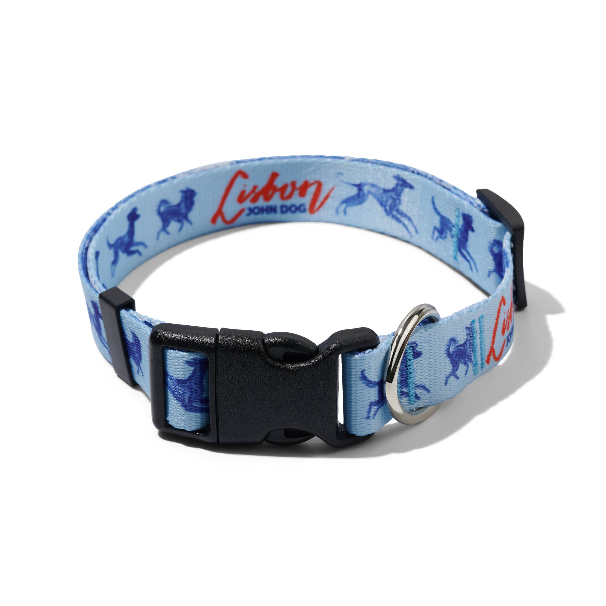 Błękitna obroża John Dog z kolekcji Lizbona we wzór z granatowymi psami i czerwonym napisem Lisbon po wewnętrznej stronie, zapięta czarną klamrą ułożona w owal.