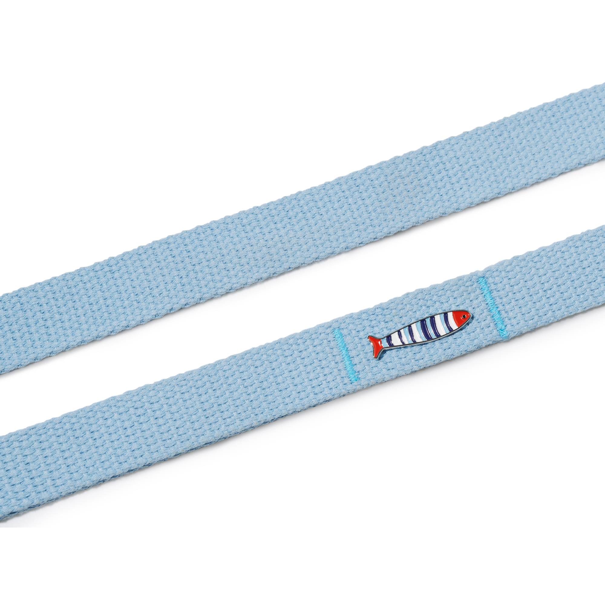 Zbliżenie na smycz prostą John Dog z kolekcji Lizbona w kolorze błękitnym z pinem w kształcie rybki. Smycz rozłożona na płasko.