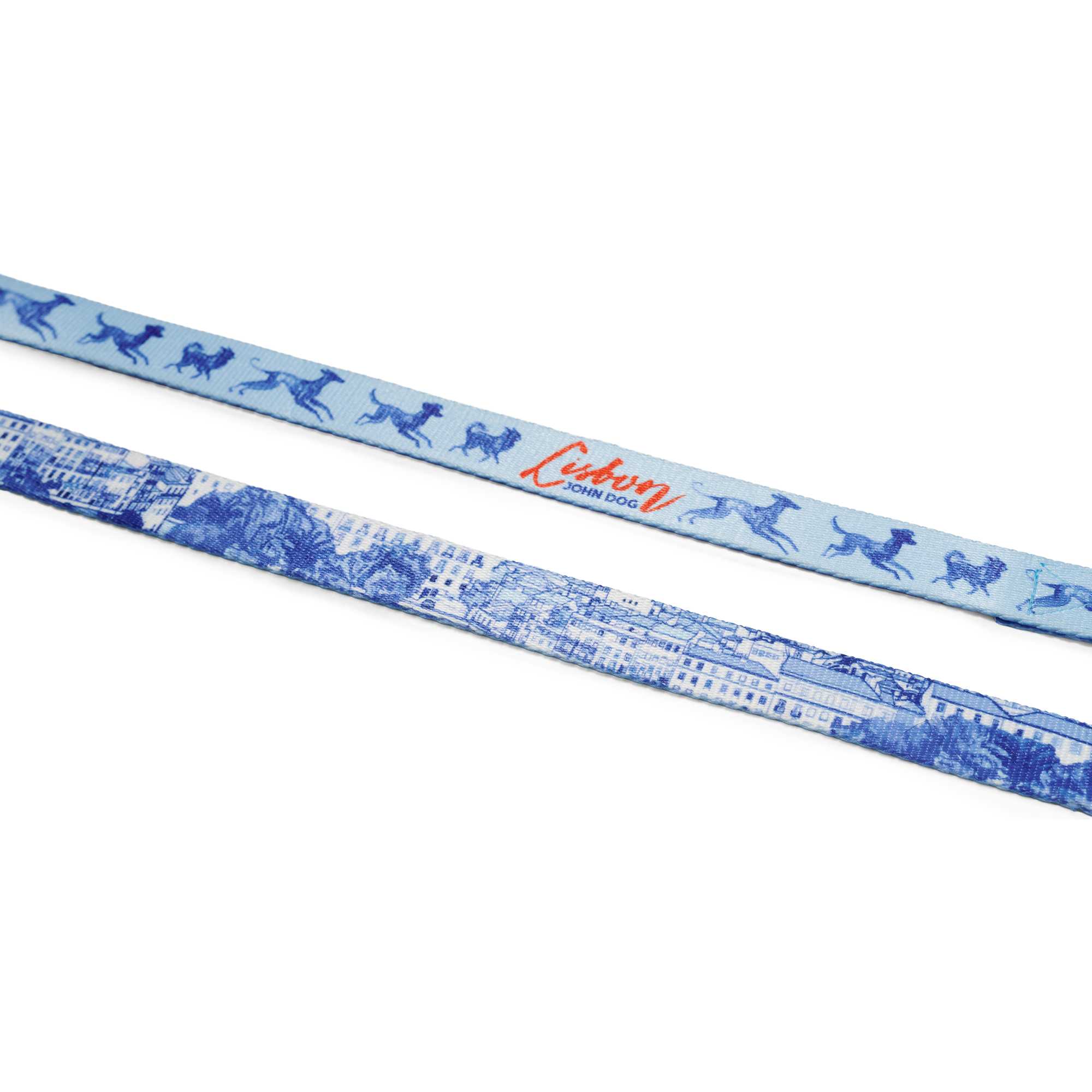 Zbliżenie na smycz prostą John Dog z kolekcji Lizbona w kolorze błękitnym we wzór z granatowymi psami i czerwonym napisem Lisbon po jednej stronie i rysunkiem panoramy miasta po drugiej stronie.