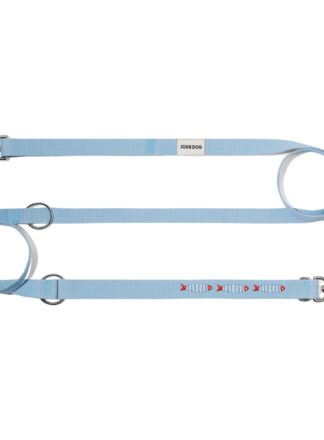 Smycz przepinana John Dog z kolekcji Lizbona w kolorze błękitnym z haftem w trzy rybki. Smycz rozłożona na płasko na kształt litery S, zawinięta po lewej i po prawej stronie w ślimak.