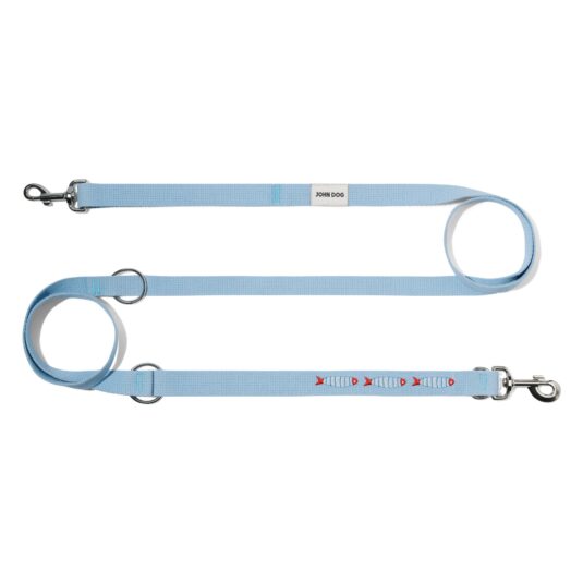 Smycz przepinana John Dog z kolekcji Lizbona w kolorze błękitnym z haftem w trzy rybki. Smycz rozłożona na płasko na kształt litery S, zawinięta po lewej i po prawej stronie w ślimak.