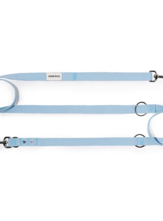 Smycz przepinana John Dog z kolekcji Lizbona w kolorze błękitnym z dwoma pinami w kształcie muszelki. Smycz rozłożona na płasko na kształt litery S, zawinięta po lewej i po prawej stronie w ślimak.