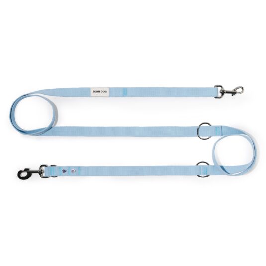Smycz przepinana John Dog z kolekcji Lizbona w kolorze błękitnym z dwoma pinami w kształcie muszelki. Smycz rozłożona na płasko na kształt litery S, zawinięta po lewej i po prawej stronie w ślimak.