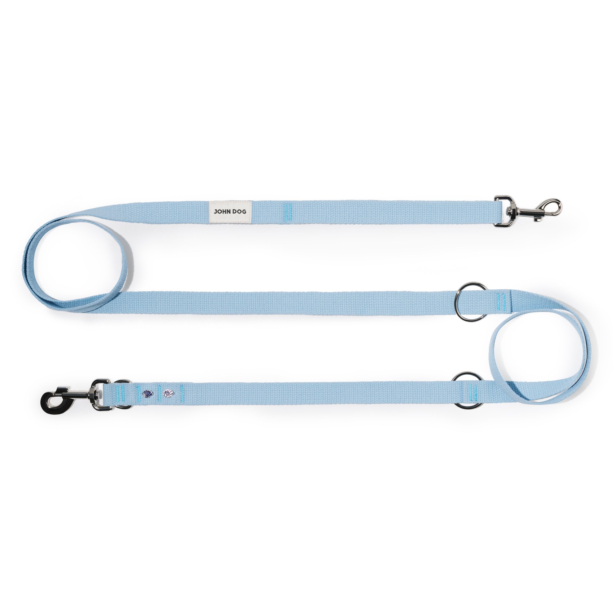 Smycz przepinana John Dog z kolekcji Lizbona w kolorze błękitnym z dwoma pinami w kształcie muszelki. Smycz rozłożona na płasko na kształt litery S, zawinięta po lewej i po prawej stronie w ślimak.