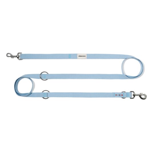 Smycz przepinana John Dog z kolekcji Lizbona w kolorze błękitnym z pinem w kształcie rybki. Smycz rozłożona na płasko na kształt litery S, zawinięta po lewej i po prawej stronie w ślimak.