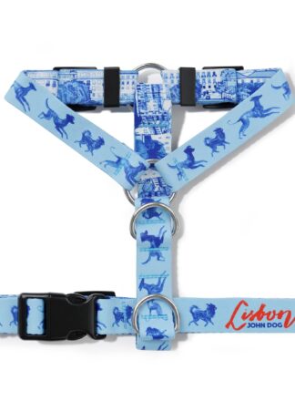 Szelki typu guard John Dog z kolekcji Lizbona we wzór w granatowe psy na błękitnym tle i czerwonym napisem Lisbon. Szelki leżą na płasko.